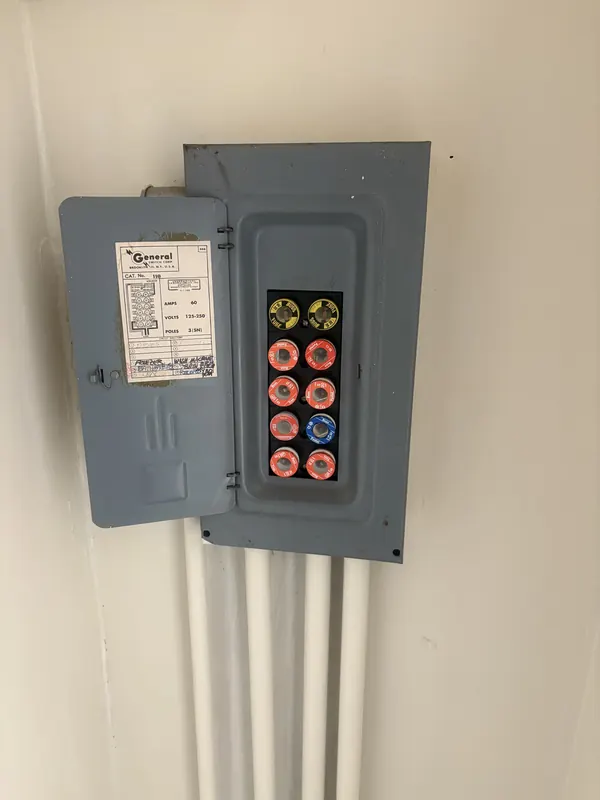 Outdated fuse box before replacement